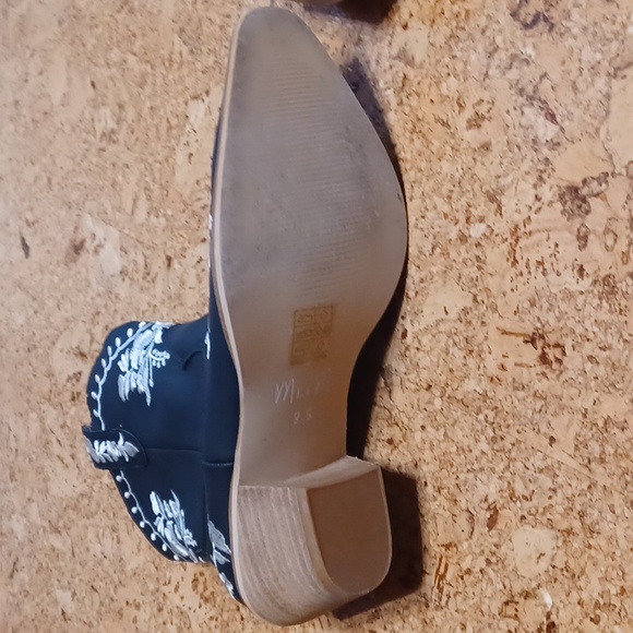 MIIM Black Vegan Leather Floral Embroidered Western Heeled Boots Size 8.5 - Picture 8 of 9